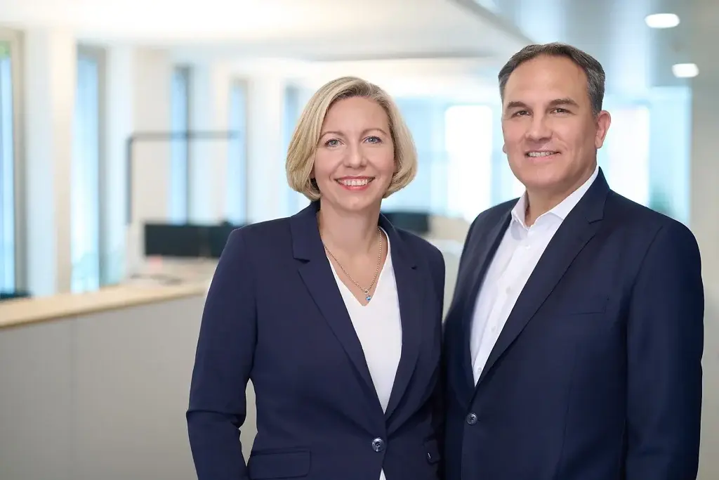 Anne und Hannes Rohde, Ansprechpartner bei Edgar Wessendorf, gemeinsames Porträtfoto im Büro