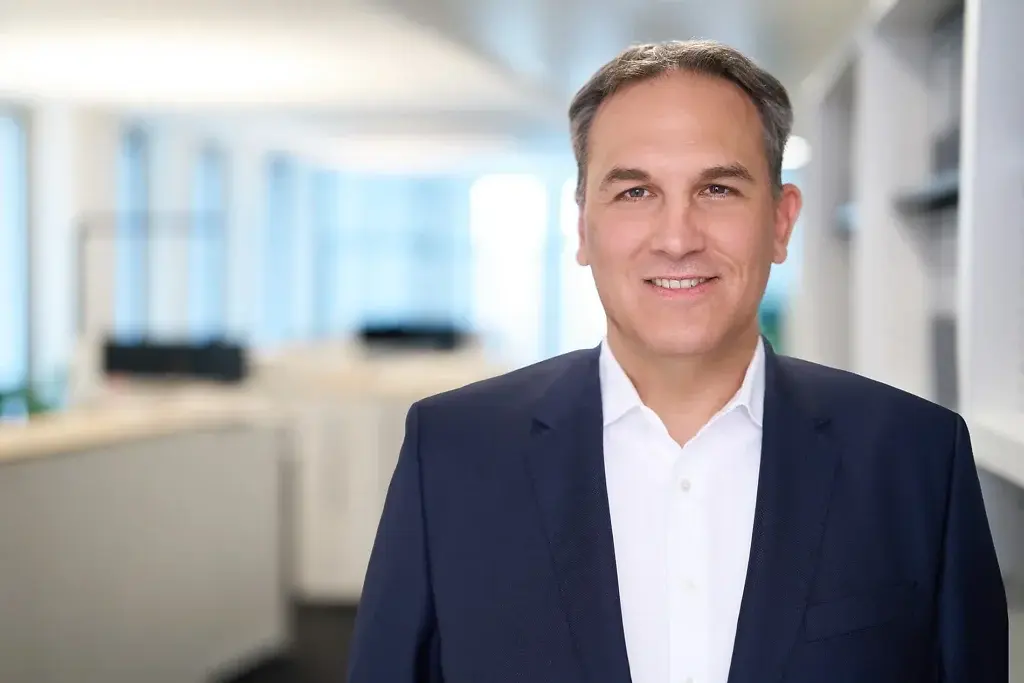 Hannes Rohde, Ansprechpartner bei Edgar Wessendorf, Porträtfoto im Büro